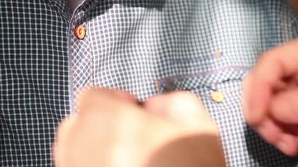 응답자가 검사받은 셔츠에 레이저 마이크를 부착하는 — 비디오