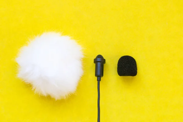 Lavalier Microfone Pequeno Proteção Contra Vento Fundo Amarelo — Fotografia de Stock