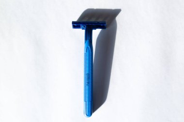 Orenburg, Rusya 05 11 2020 Razor Gillette. Jilet beyaz arka planda mavi renktedir..