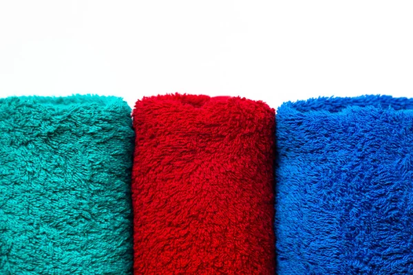 Πετσέτες Τριών Χρωμάτων Λευκό Φόντο Κόκκινο Πράσινο Και Μπλε — Φωτογραφία Αρχείου