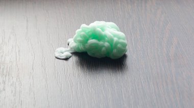 Traş jeli. Düşen damlalar masaya düşüyor..