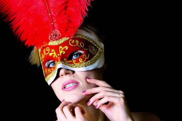 Máscara Carnaval Roja Con Plumas Exuberantes Mujer Rubia — Foto de Stock