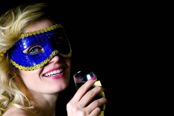 Mujer Está Bebiendo Vino Champán Máscara Carnaval Azul — Foto de Stock