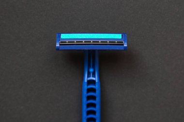 Siyah arka planda mavi erkek jileti.,