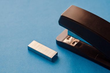 Bir takım ofis malzemeleri. Mavi arkaplanda zımba zımbaları.