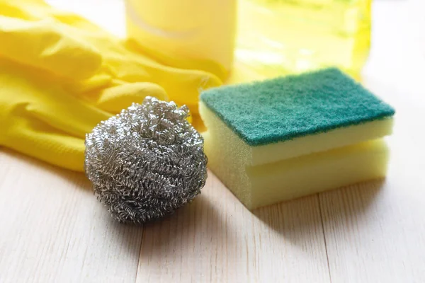 Mutfağı temizlemek için bir takım aletler. Çelik sünger lastik eldiven temizleme aracı.
