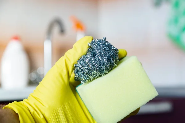 Mutfaktaki lavabonun arka planında bulaşık süngeri olan eldiveni ver..