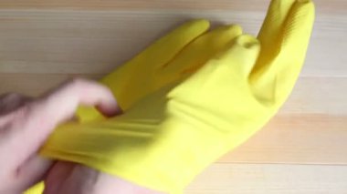 Garson mutfakta lastik eldiven takıyor..