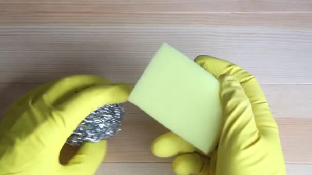 Χέρι Πιέζει Ένα Σφουγγάρι Ένα Πινέλο Πλυντήριο Πιάτων — Αρχείο Βίντεο