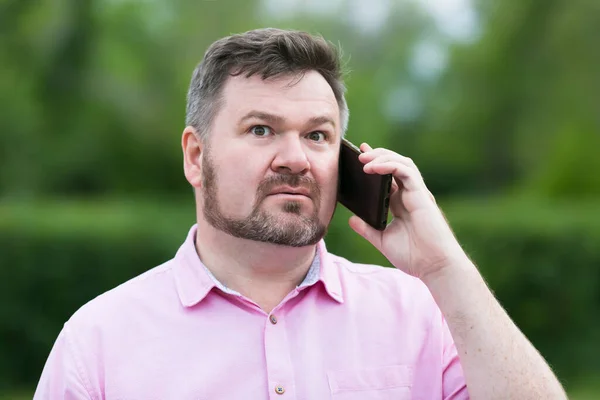 Man Lyssnar Ett Telefonsamtal Med Öppna Ögon — Stockfoto