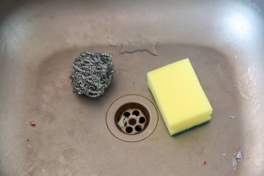 Mutfaktaki kirli lavaboda bulaşık süngeri..