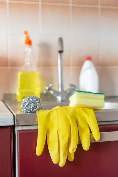 Conjunto Limpeza Cozinha Colocado Perto Pia — Fotografia de Stock