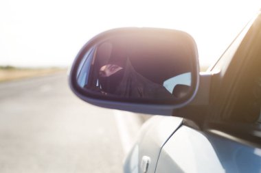 Dikiz aynasından yansıyan Müslüman sürücü.