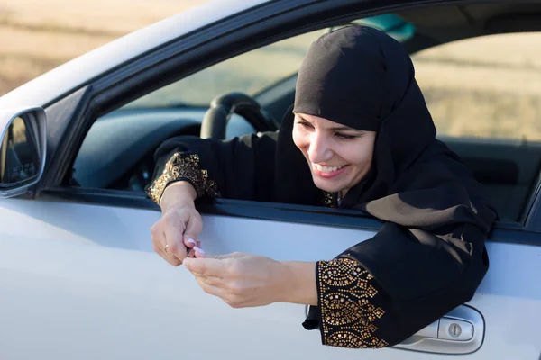 이슬람 운전자가 연필을 날카롭게 — 스톡 사진