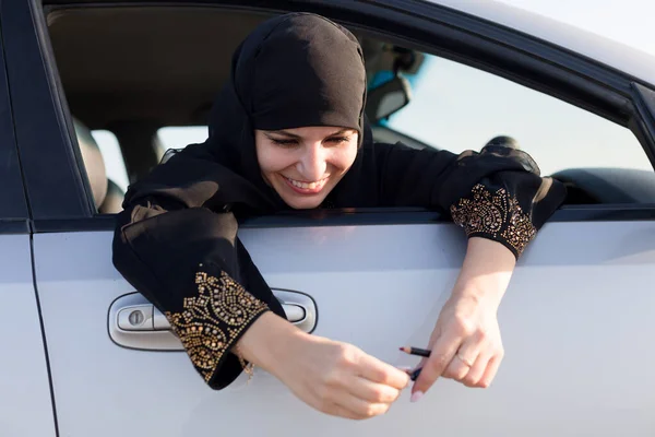 Islamska Kobieta Kierowca Ostrzy Ołówek Podczas Siedzenia Samochodzie — Zdjęcie stockowe