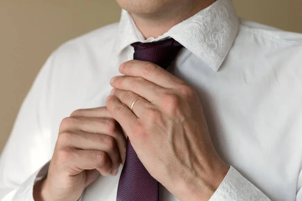 Ein Verheirateter Mann Mit Einem Ring Der Hand Richtet Seine — Stockfoto