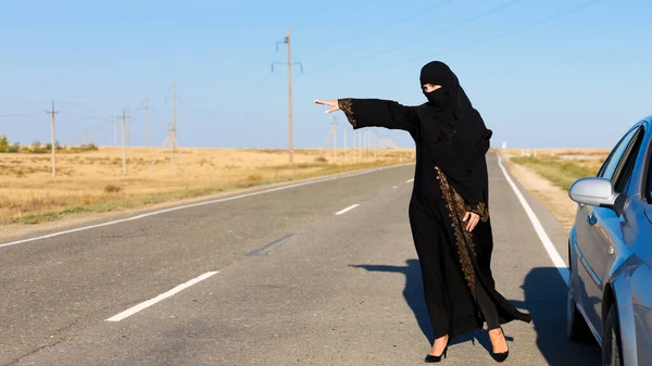 Femme Demande Aide Sur Une Route Vide — Photo