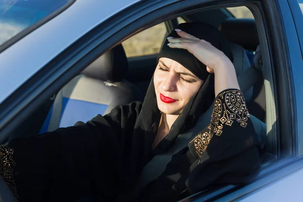 Ból Głowy Kobiety Kierowcy Siedzącej Samochodzie — Zdjęcie stockowe