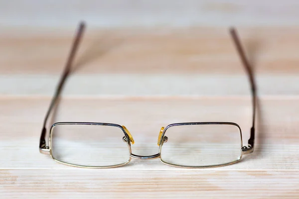 Bril voor ogen op een lichte houten ondergrond — Stockfoto