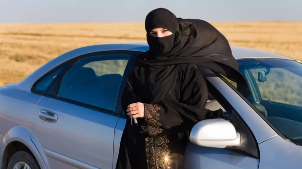 伊斯兰国的女司机 妇女的权利和责任 — 图库照片