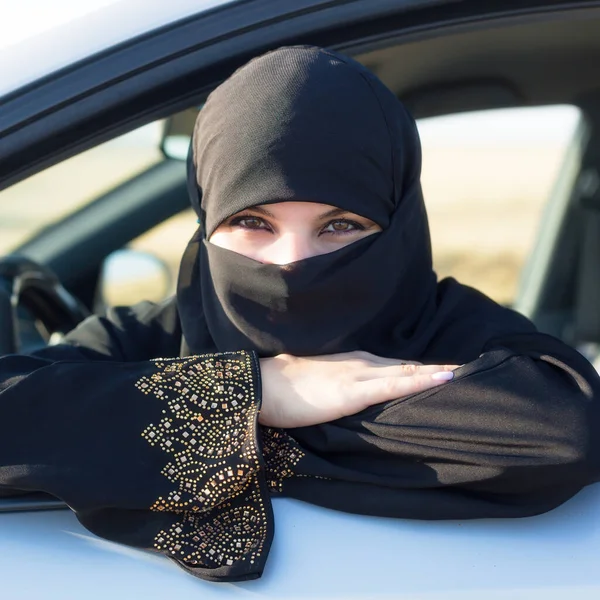 Retrato Una Mujer Conduciendo Coche Mujer Musulmana Vestida Nacional — Foto de Stock