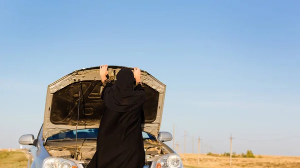 Muszlim Közelében Nyitott Motorháztető Autó Üres Úton — Stock Fotó