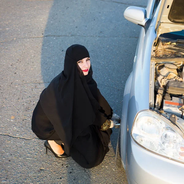 Vrouw Met Een Glimlach Verandert Een Doorboord Wiel Auto — Stockfoto