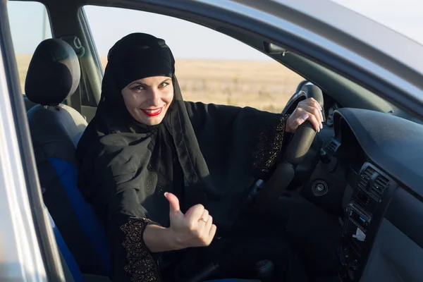 Mujer Feliz Conductor Sonriendo Mientras Conduce Mostrando Pulgar Hacia Arriba — Foto de Stock