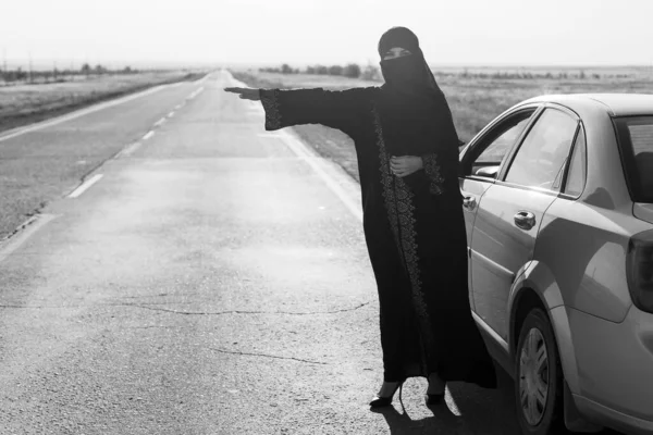 女人在路上求人帮忙 穿传统服装的穆斯林女人 黑人和白人 — 图库照片