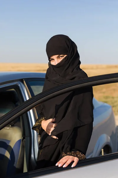 Mulher Islâmica Motorista Proprietário Carro Porta Aberta — Fotografia de Stock