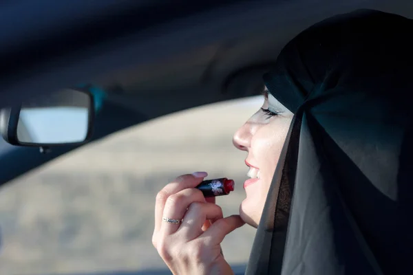 在车上涂口红的穆斯林妇女 传统服饰 — 图库照片