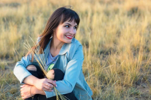 Portrait Jeune Femme Brune Aux Lèvres Rouges Sur Nature — Photo