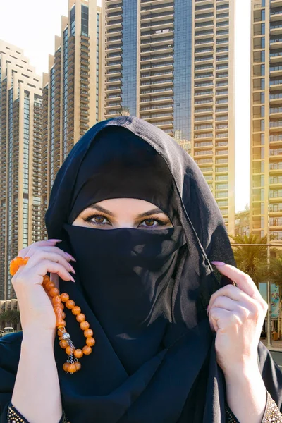 Ισλαμική Γυναίκα Στο Παρασκήνιο Των Ψηλών Σύγχρονων Επιχειρηματικών Κτιρίων — Φωτογραφία Αρχείου