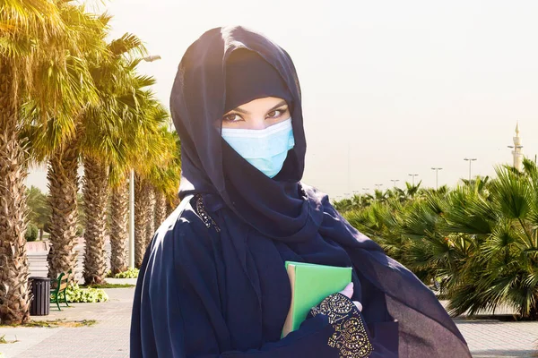 Portret Van Islamitische Vrouw Achtergrond Van Palmbomen — Stockfoto