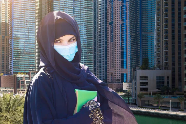 Islamitische Vrouw Achtergrond Van Hoge Moderne Zakelijke Gebouwen — Stockfoto