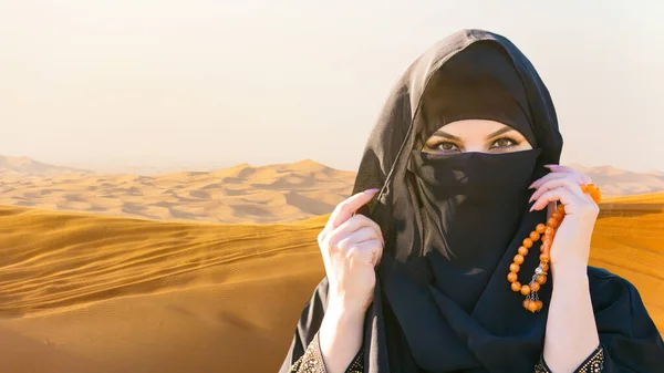 Μουσουλμάνα Γυναίκα Στην Άμμο Της Ερήμου — Φωτογραφία Αρχείου