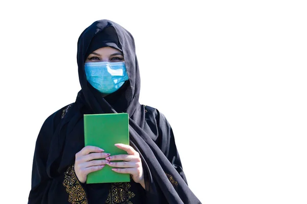 Исламская Женщина Кораном Руках Защитная Маска — стоковое фото