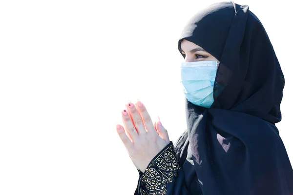 Uma Mulher Muçulmana Mascarada Reza Deus Isolados — Fotografia de Stock