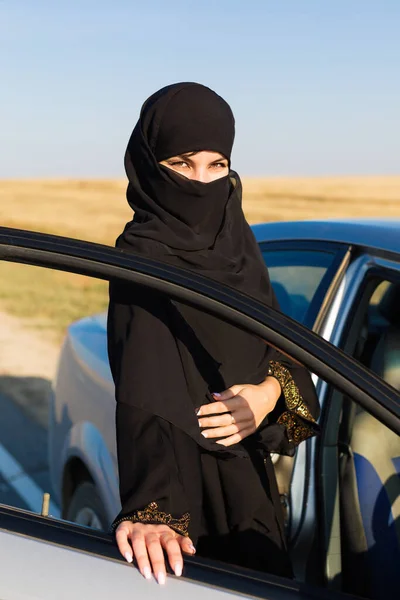 Iszlám Sofőr Tulajdonosa Autó Nyitott Ajtó Hagyományos Iszlám Ruházat — Stock Fotó
