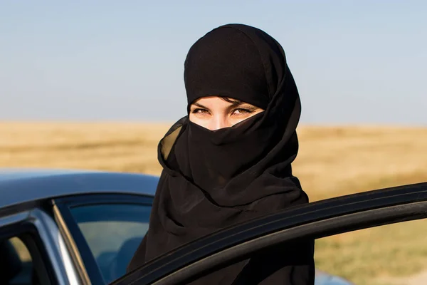 伊斯兰女司机开着车门开着车 传统伊斯兰服装 — 图库照片