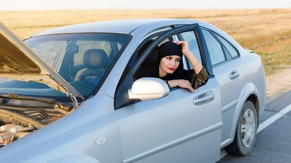 Kobieta Kierowca Siedzi Salonie Jej Zepsuty Samochód — Zdjęcie stockowe