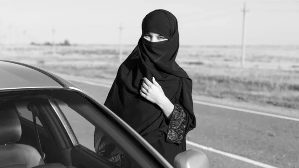Mulher Islâmica Estrada Vazia Perto Carro Preto Branco — Fotografia de Stock
