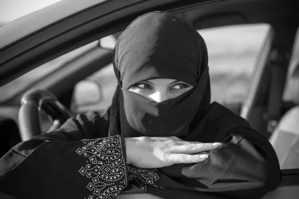 Μουσουλμάνα Γυναίκα Περιμένει Στην Ουρά Στην Κίνηση Μαύρο Και Άσπρο — Φωτογραφία Αρχείου