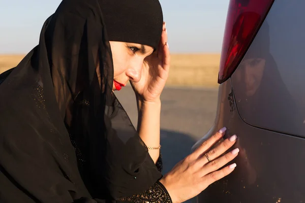 Vrouw Bestuurder Kijkend Naar Een Gekrast Bumper Van Een Auto — Stockfoto