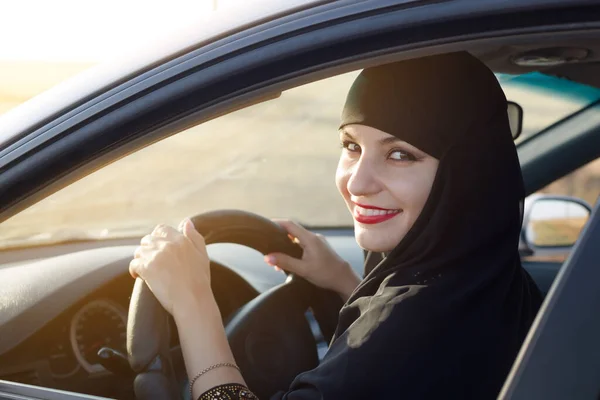 Islamska Kobieta Taksówkarz Jazdy Samochodem — Zdjęcie stockowe