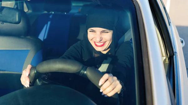 Femme Hurlant Des Chansons Tout Conduisant Voiture — Photo