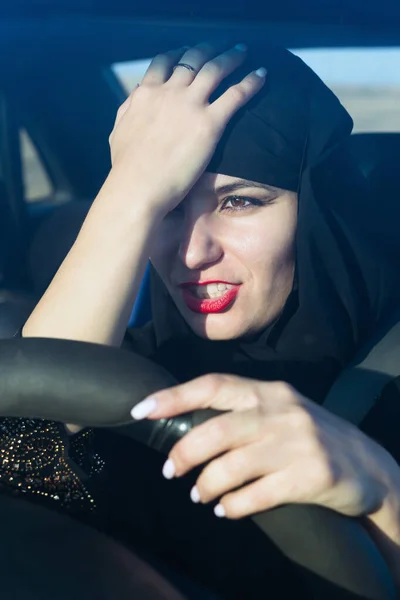 Kobieta Prowadząca Samochód Reaguje Emocjonalnie Innych — Zdjęcie stockowe