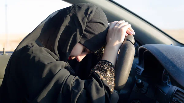 Kobieta Która Jeździ Samochodem Zmęczenie Podczas Podróży — Zdjęcie stockowe