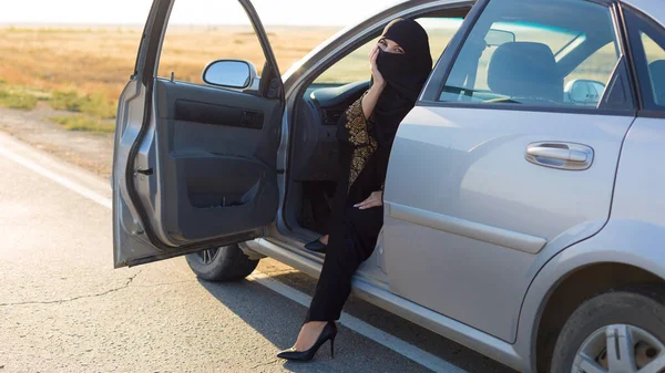 Islamische Frau Sitzt Mit Weit Geöffneter Haustür Auto — Stockfoto