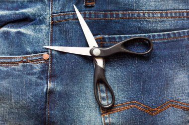 Mavi kot pantolonlu terzi makası. Yakın plan..